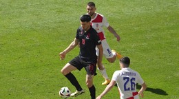 Albánsky futbalista Mirlind Daku v zápase proti  Chorvátsku na EURO 2024. 