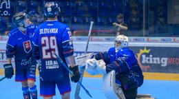 Slovenskí hokejbalisti do 20 rokov smútia po prehre.