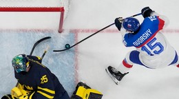 Dalibor Dvorský strieľa gól na 3:5 v zápase proti Švédsku. Tento presný zásah môže rozhodnúť o postupe Slovákov. 