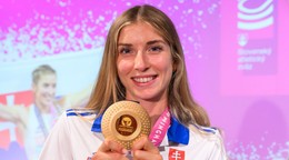 Emma Zapletalová pózuje so zlatou medailou, ktorú získala na ME v atletike 2026.