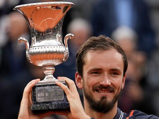 Daniil Medvedev s trofejou.