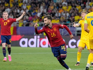Španielsky futbalista Alex Baena strieľa gól do siete Rumunska na ME do 21 rokov 2023.