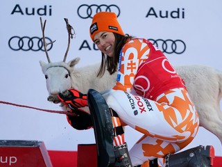 Petra Vlhová sa teší so sobom z triumfu v slalome v Levi 2023.