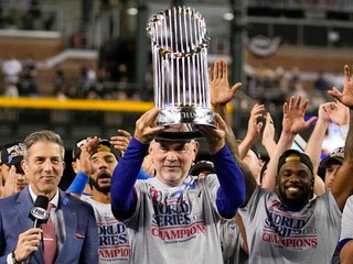 Tréner tímu Texas Rangers Bruce Bochy drží v rukách trofej pre víťaza Svetovej série MLB.