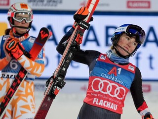 Petra Vlhová a Mikaela Shiffrinová v cieli nočného slalomu vo Flachau. Malý glóbus za slalom získala Američanka. 