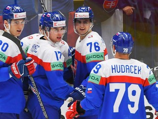 Na snímke slovenskí hokejisti sprava Libor Hudáček, Martin Pospíšil, Šimon Nemec a Juraj Slafkovský. 