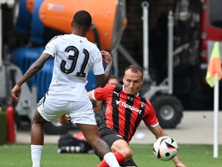 Lukáš Štetina a Leon Bailey v priateľskom zápase FC Spartak Trnava - Aston Villa.