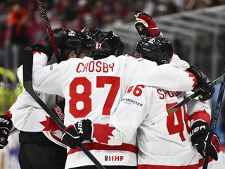 Hokejisti Kanady sa tešia z gólu v zápase proti Lotyšsku na MS 2025.