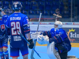 Slovenskí hokejbalisti do 20 rokov smútia po prehre.