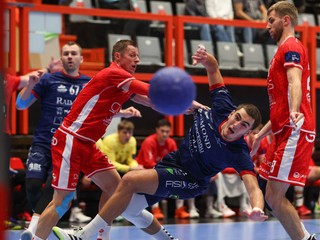 Momentka z odvetného zápasu 2. kola Európskeho pohára EHF v hádzanej mužov MŠK Považská Bystrica - Raimond Sassari.