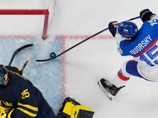 Dalibor Dvorský strieľa gól na 3:5 v zápase proti Švédsku. Tento presný zásah môže rozhodnúť o postupe Slovákov. 
