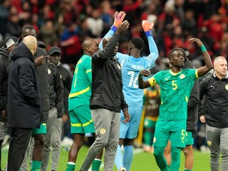 Senegalský hráč Idrissa Gueye vyzýva hráčov, aby odišli z ihriska počas finále.