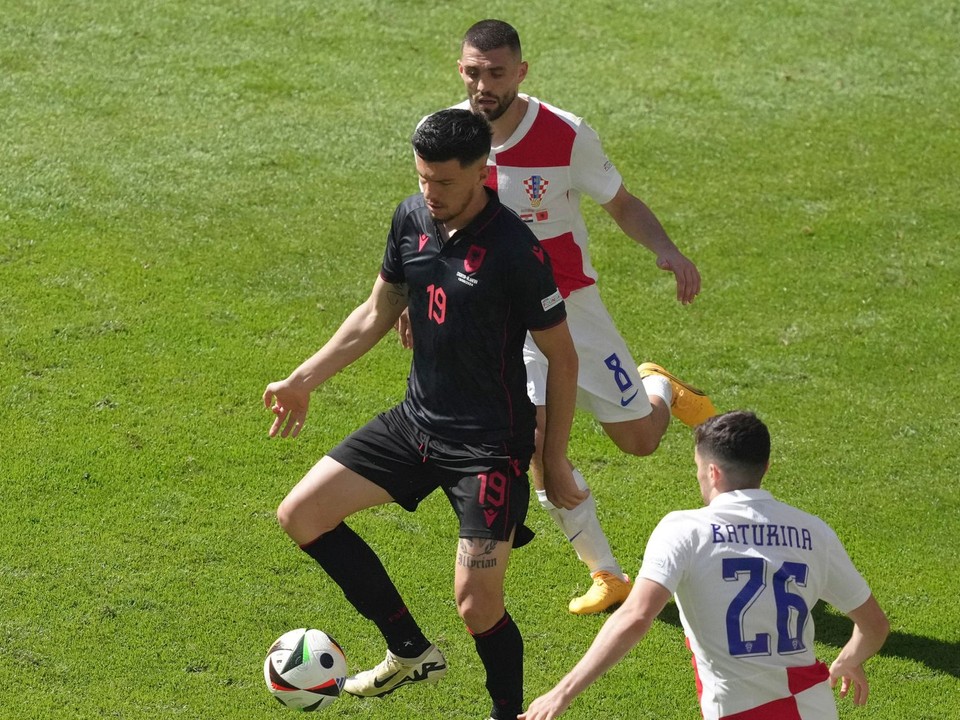 Albánsky futbalista Mirlind Daku v zápase proti  Chorvátsku na EURO 2024. 