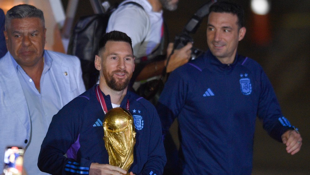 Messi s víťaznou trofejou aj spáva. V Buenos Aires sa zišli milióny ľudí