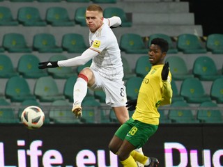 Jakub Grič (vľavo) a Benson Anang v zápase MŠK Žilina - FC Spartak Trnava.