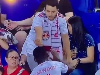 VIDEO: Skrat futbalistu. Napálil loptu do vlastných fanúšikov a rozplakal ich