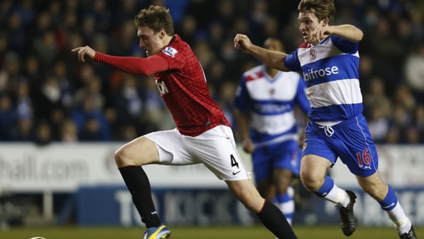 Phil Jones z Manchestru United (vľavo na archívnej snímke) a Jay Tabb z Readingu.