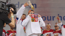 Českí hokejisti oslavujú zlato na námestí v Prahe