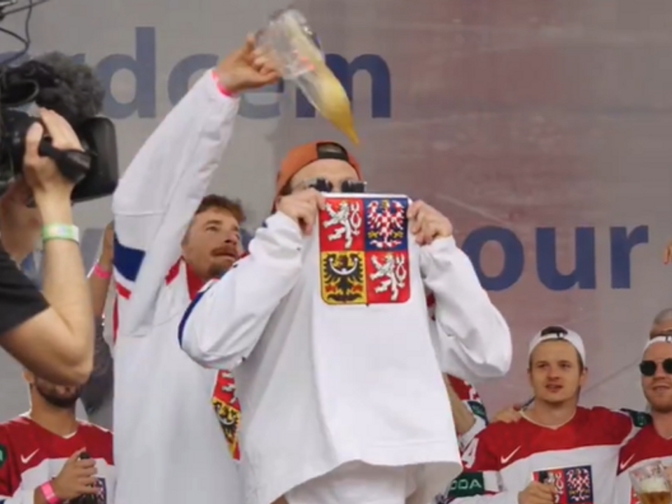 Českí hokejisti oslavujú zlato na námestí v Prahe