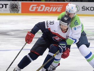 Tomáš Tatar v súboji s Alešom Mušičom v zápase Slovensko - Slovinsko na MS v hokeji 2015 v Ostrave.