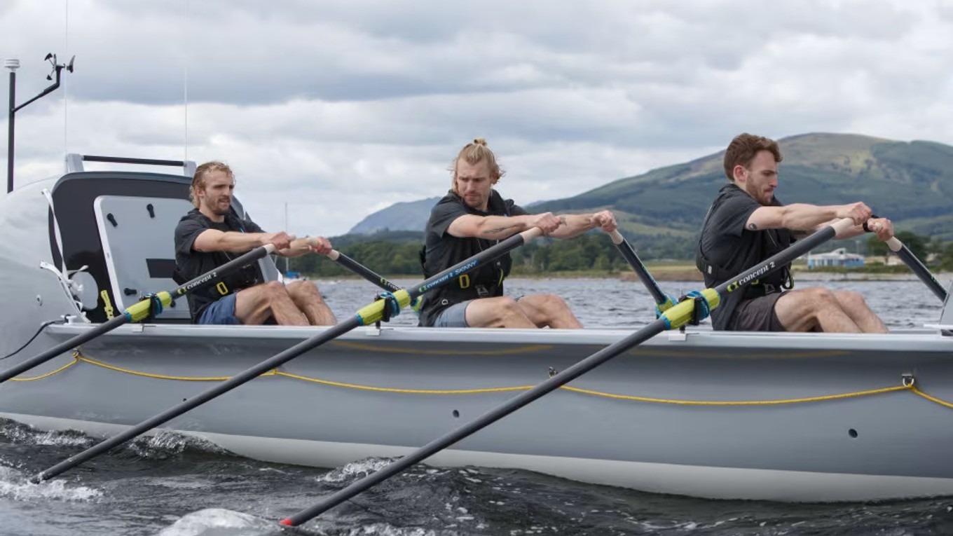 Trojica škótskych bratov Ewan, Jamie a Lachlan MacLean.