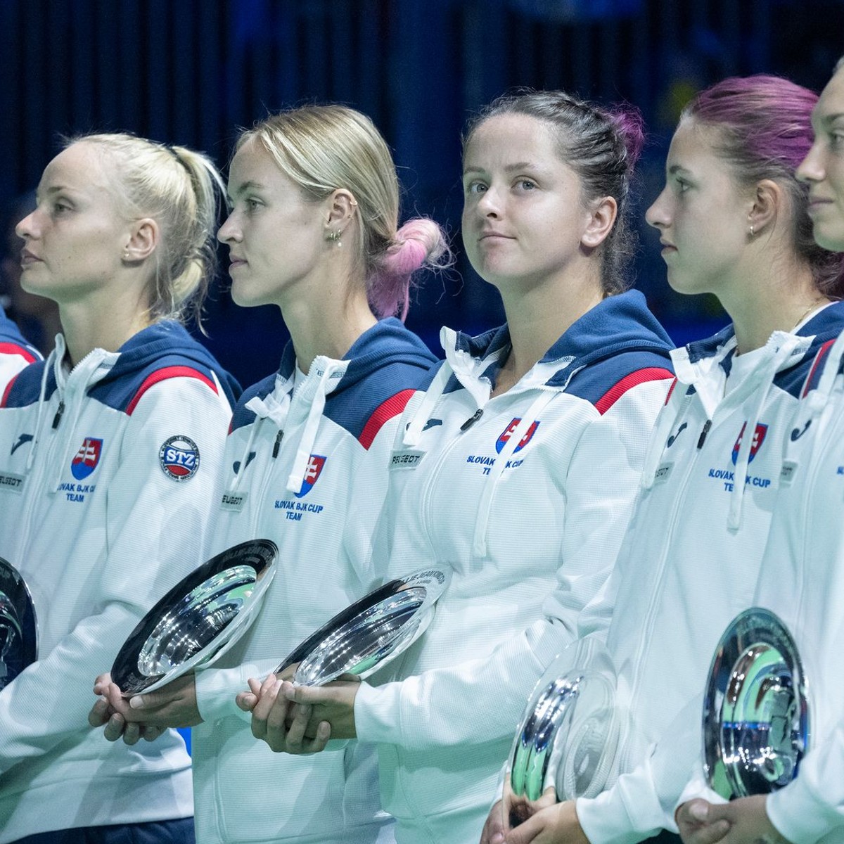 Slovenské tenistky sprava Tereza Mihalíková, Renáta Jamrichová, Viktória Hrunčáková, Anna Karolína Schmiedlová, Rebecca Šramková a kapitán slovenského tímu Matej Lipták pózujú s trofejami po finálovom dueli Slovensko - Taliansko.