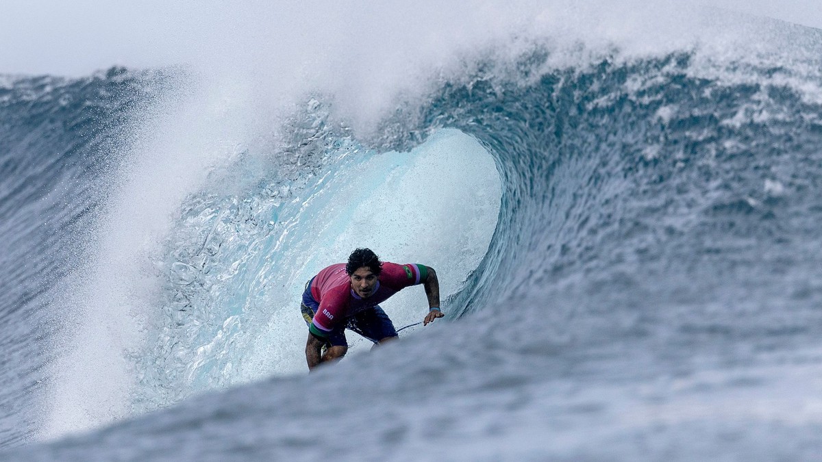 Brazílčan Gabriel Medina je lídrom súťaže v surfingu v  Teahupo'o.