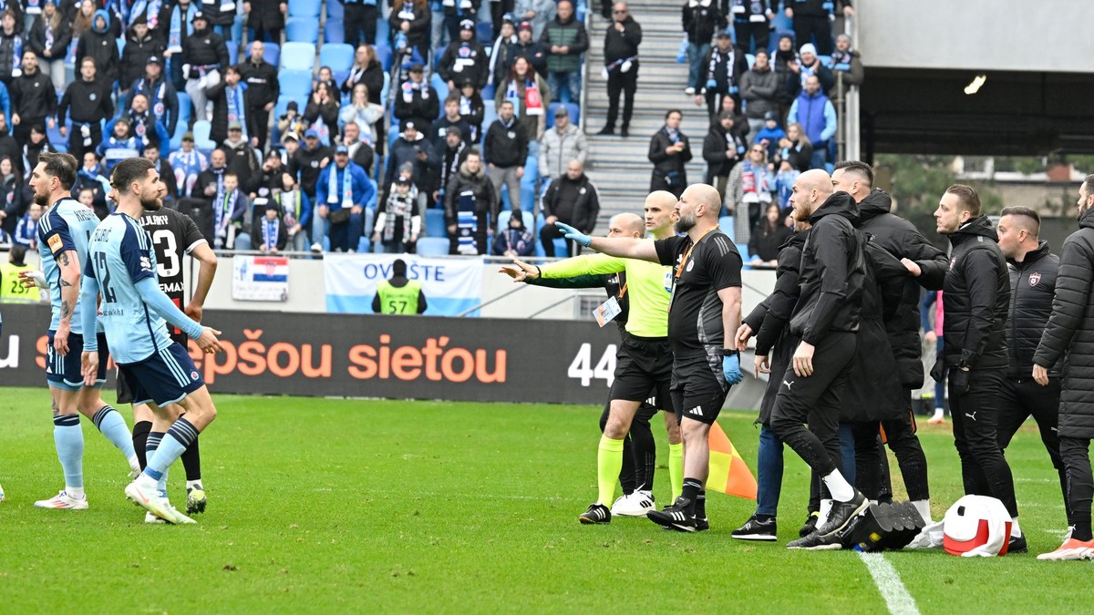 Emócie počas zápasu ŠK Slovan Bratislava - FC Spartak Trnava v 2. kole skupiny o titul v Niké lige.