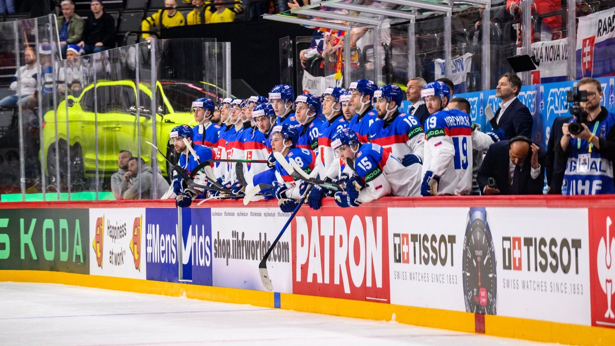 Slovenskí hokejisti počas samostatných nájazdov v zápase Slovensko - Rakúsko v skupine A na MS v hokeji 2025.