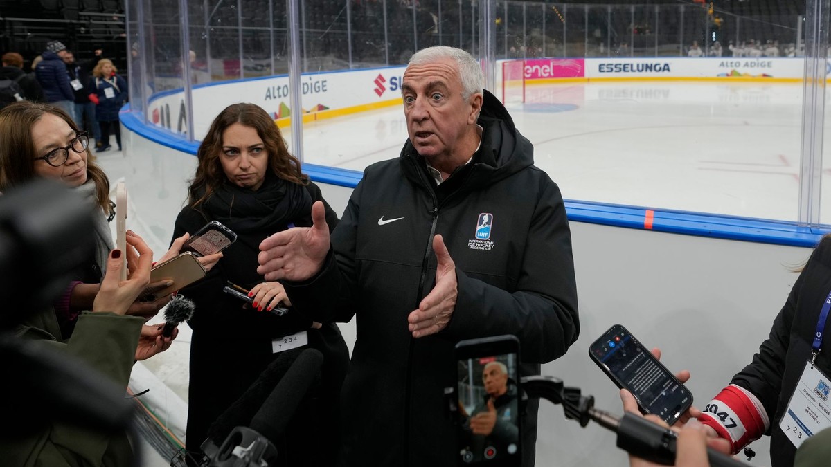 Prezident IIHF Luc Tardif. 