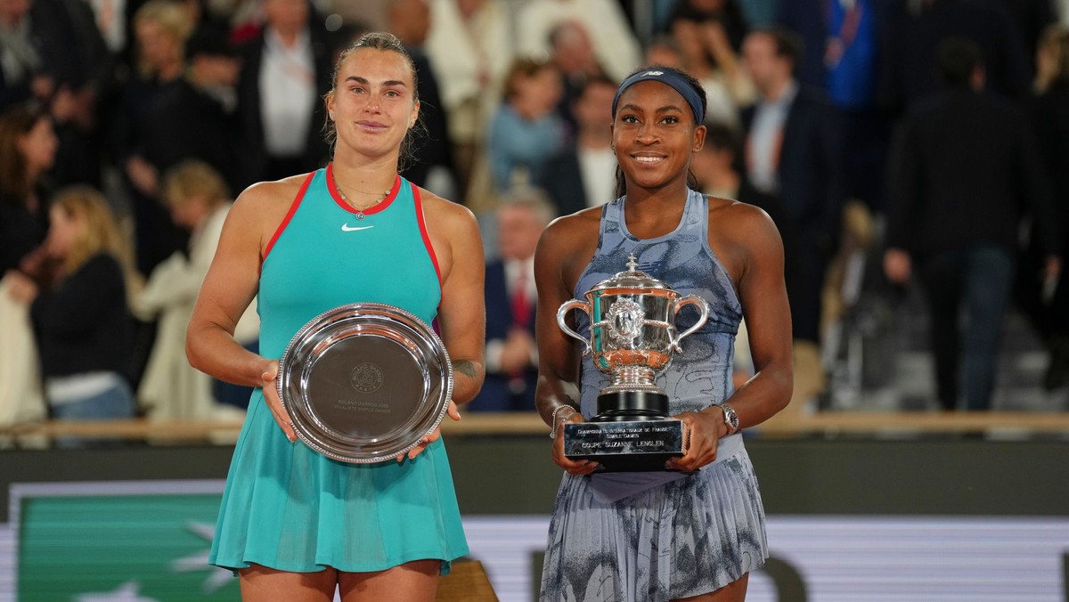 Coco Gauffová a Aryna Sabalenková po finále Roland Garros 2025.