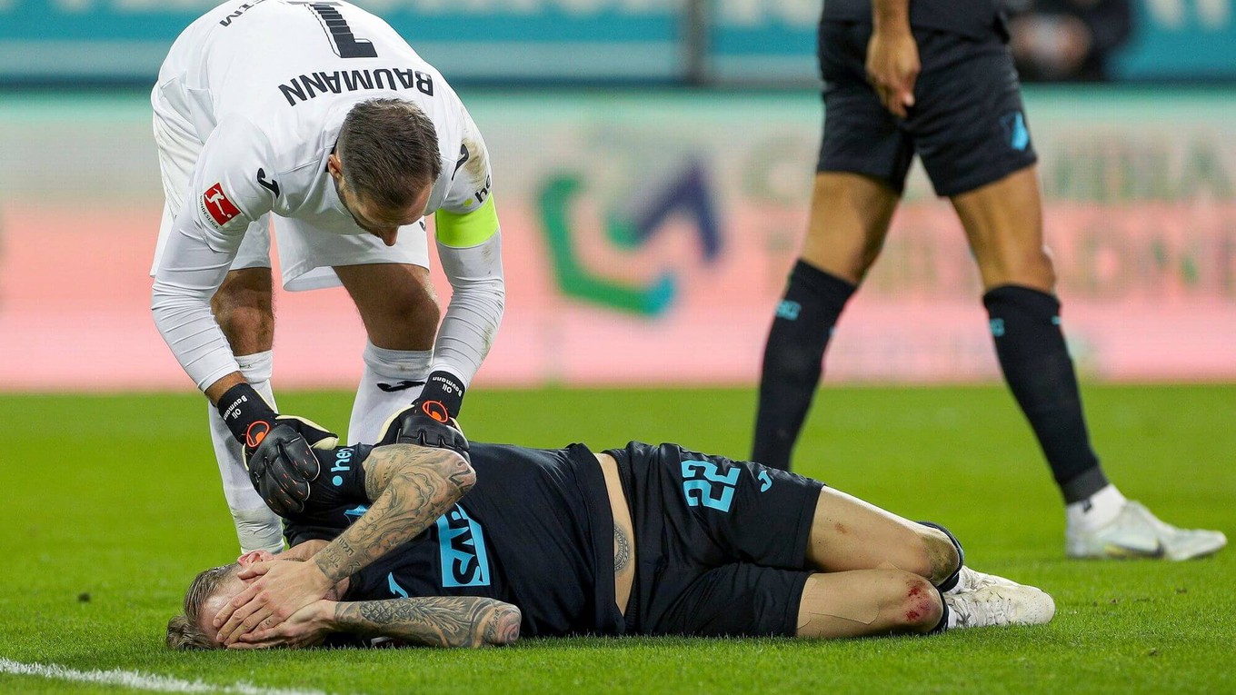 Na snímke brankár Hoffenheimu Oliver Baumann a jeho zranený spoluhráč Kevin Vogt. 