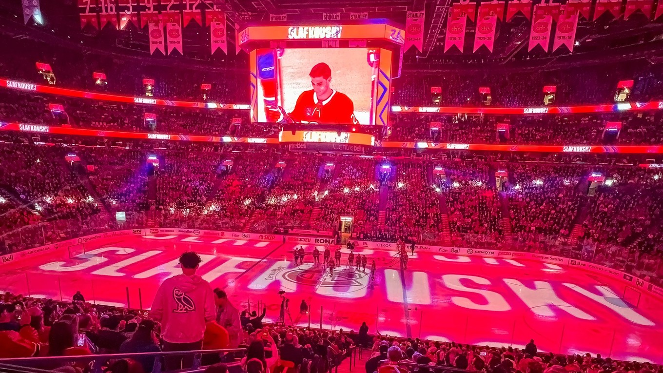 Juraj Slafkovský pred zápasom Montreal Canadiens - Chicago Blackhawks.