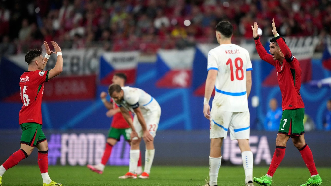Smutní českí futbalisti po prehre proti Portugalsku.