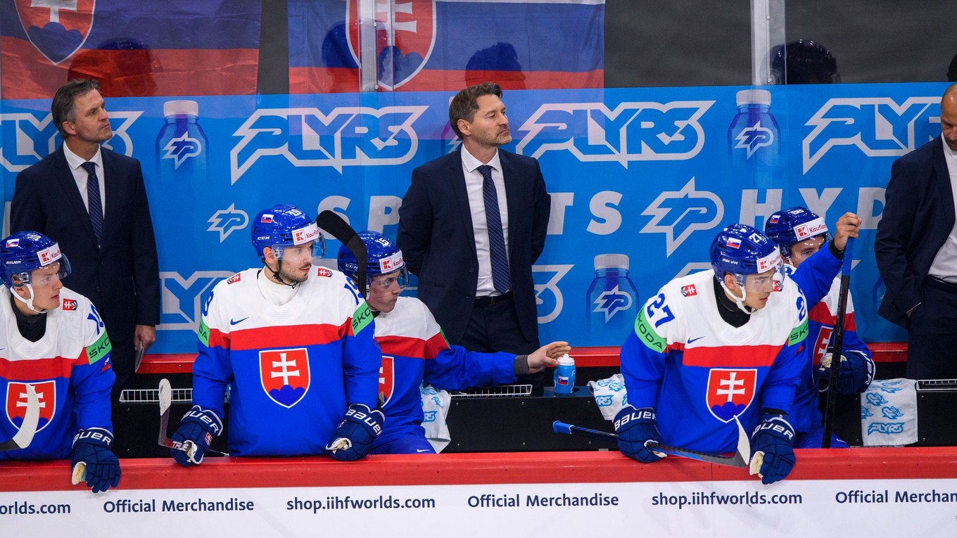 Tréner Vladimír Országh na lavičke počas zápasu Slovensko - Švédsko v skupine A na MS v hokeji 2025.
