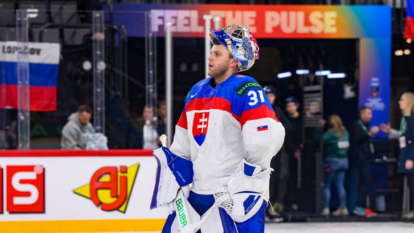 Brankár Samuel Hlavaj v zápase proti Slovinsku na MS v hokeji 2025. 