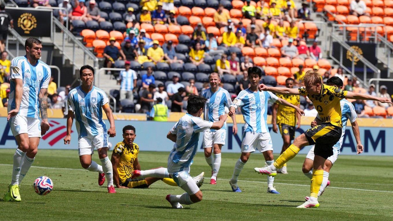 Daniel Svensson (vpravo) strieľa gól v zápase Borussia Dortmund - Borussia Dortmund - Ulsan HD v skupine F na MS klubov FIFA 2025.