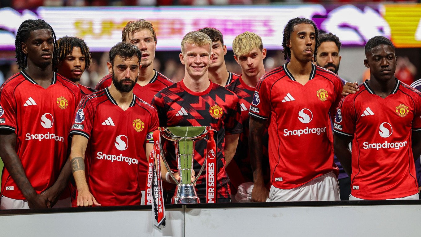 Futbalisti Manchester United s trofejou Summer Series trophy.