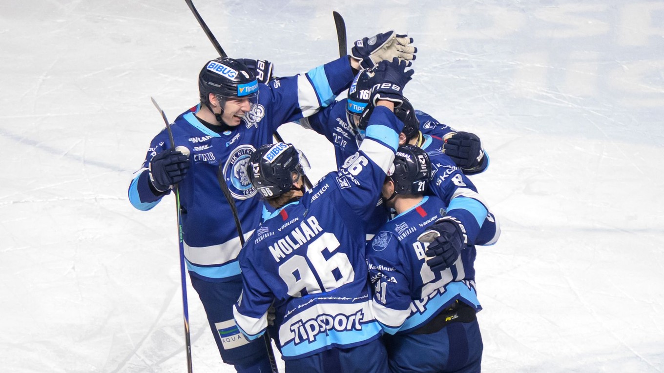 Radosť hráčov Nitry po góle v zápase 34. kola hokejovej Tipsport ligy medzi HK Nitra a HC Slovan Bratislava .