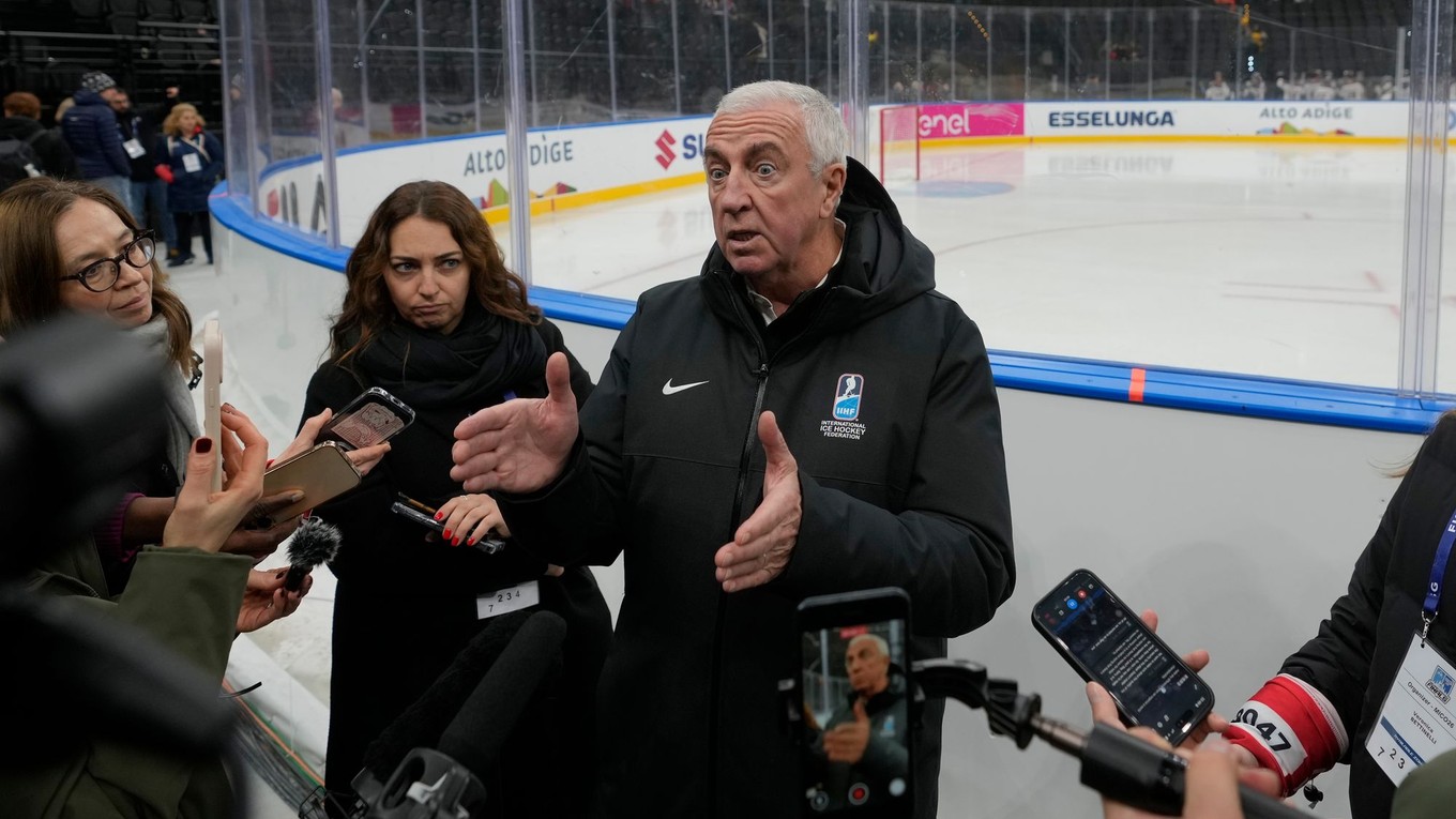 Prezident IIHF Luc Tardif. 