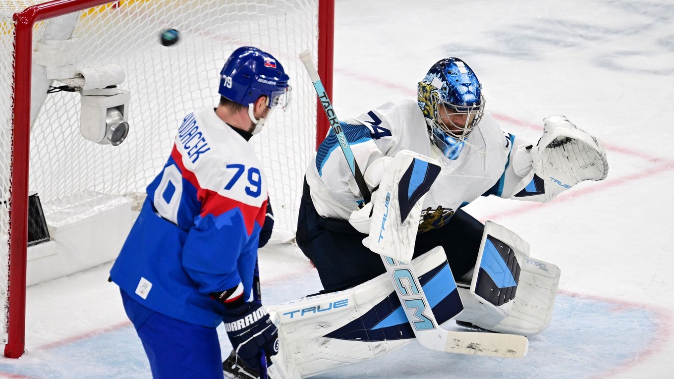 Na snímke fínsky brankár Saros Juuse (vpravo) inkasuje gól, vľavo sa prizerá hráč Slovenska Libor Hudáček.