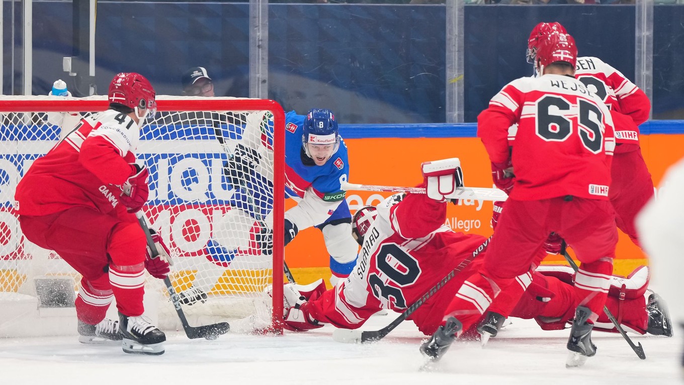 Slovenský hokejista Oliver Okuliar v zápase proti Dánsku na MS 2026.