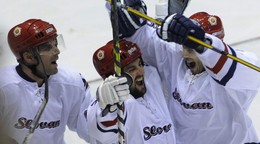 Marek Uram sa raduje z gólu s Radoslavom Kropáčom (vľavo) a Romanom Kukumbergom (vpravo) v zápase Slovan Bratislava - Tampa Bay Lightning.