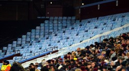 Prázdny sektor hostí v zápase Aston Villa - Legia Varšava.