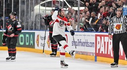 Rakúsky útočník Dominic Zwerger sa teší z gólu v zápase proti Kanade na MS v hokeji 2024.