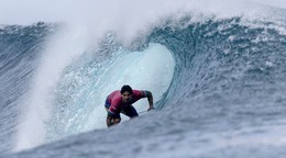 Brazílčan Gabriel Medina je lídrom súťaže v surfingu v  Teahupo'o.