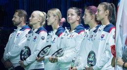 Slovenské tenistky sprava Tereza Mihalíková, Renáta Jamrichová, Viktória Hrunčáková, Anna Karolína Schmiedlová, Rebecca Šramková a kapitán slovenského tímu Matej Lipták pózujú s trofejami po finálovom dueli Slovensko - Taliansko.