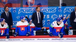 Tréner Vladimír Országh na lavičke počas zápasu Slovensko - Švédsko v skupine A na MS v hokeji 2025.
