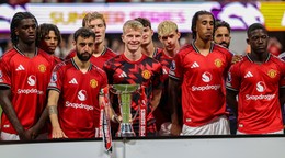 Futbalisti Manchester United s trofejou Summer Series trophy.