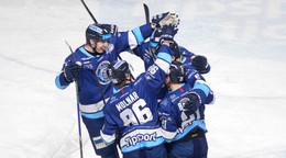 Radosť hráčov Nitry po góle v zápase 34. kola hokejovej Tipsport ligy medzi HK Nitra a HC Slovan Bratislava .